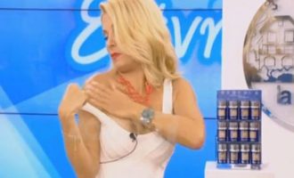 H αισθησιακή Ελένη χαϊδεύεται on air στο στήθος (βίντεο)