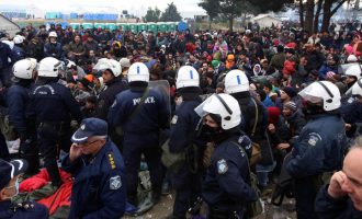 Η εκκένωση από την αστυνομία μπαίνει σε εφαρμογή για την Ειδομένη