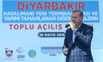 Ο Ερντογάν λέει ότι οι ΗΠΑ τον εξαπάτησαν και βοηθάνε τους “τρομοκράτες”