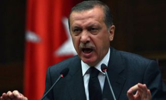 Ντελίριο Ερντογάν: Ξηλώνει τις μυστικές υπηρεσίες, κατηγορεί τη Δύση για τρομοκρατία