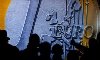Σύμβουλος Tραμπ: Η Γερμανία εκμεταλλεύεται το ευρώ ως “σιωπηρό μάρκο” προς όφελος της