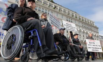 Ιδιωτική ασφάλιση αντί για αναπηρικές συντάξεις απαιτούν οι δανειστές