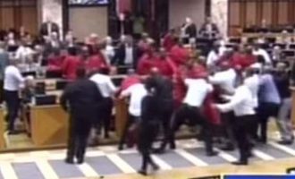 Μπουνιές και κλωτσιές στη Βουλή της Ν. Αφρικής (βίντεο)