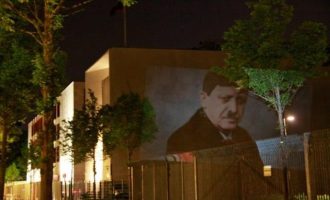 Ο Ερντογάν “αγκαζέ” με τον Χίτλερ στο Βερολίνο (φωτο)