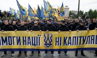 Χιλιάδες ακροδεξιοί Oυκρανοί απείλησαν την κυβέρνηση Ποροσένκο (φωτο + βίντεο)