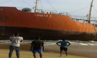 “Πλοίο φάντασμα” ξεβράστηκε σε ακτή της Λιβερίας (φωτο)