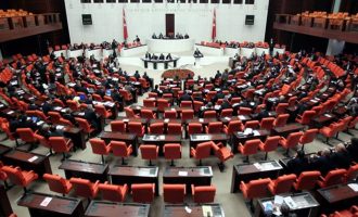 Αντίο δημοκρατία οριστικά στην Τουρκία – Αρχίζουν πολιτικές διώξεις