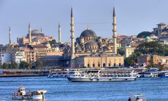 “Γκρεμίζεται” ο τουρισμός στην Τουρκία: Πτώση 28% στις αφίξεις
