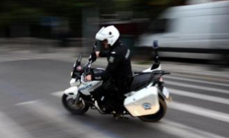 Πέταξαν πέτρες σε διερχόμενο μοτοσικλετιστή της Τροχαίας