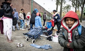 “Ξηλώνουν” καταυλισμούς και μετανάστες στη Γαλλία του Ολάντ