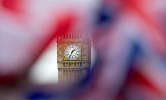 Η Βρετανία περνά στην εφαρμογή του Brexit μέσα σε μεγάλη αναταραχή