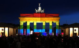 Λαοθάλασσα κατά της ακροδεξιάς, της ομοφοβίας και του ρατσισμού στη Γερμανία