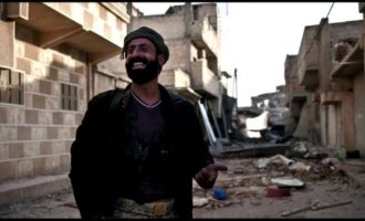 Βαριά χτυπημένος με μια σφαίρα στο κεφάλι Άραβας οπλαρχηγός σύμμαχος των Κούρδων