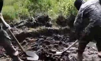 Φρίκη! Ουκρανοί στρατιώτες έθαψαν ζωντανό φιλορώσο αυτονομιστή (φωτο)
