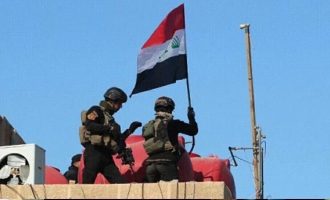Η ιρακινή σημαία κυματίζει στη Φαλούτζα