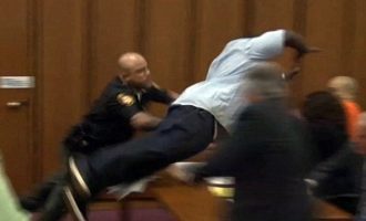 Πατέρας επιτίθεται στο δολοφόνο της κόρης του μέσα σε δικαστήριο (βίντεο)