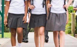 Τα αγόρια στη Βρετανία θα μπορούν να φορούν φούστες στα σχολεία