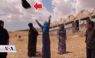 Μόλις απελευθερώθηκε από το Ισλαμικό Κράτος πέταξε τη μπούρκα (βίντεο)