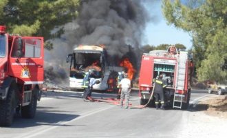 Λεωφορείο γεμάτο τουρίστες πήρε φωτιά εν κινήσει στη Ρόδο
