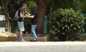 Την κακοποιούσε στο κέντρο της Αθήνας αλλά σχεδόν κανείς δεν αντέδρασε (βίντεο)