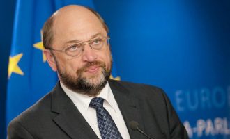 “Επικίνδυνο παιγνίδι” το δημοψήφισμα στην Ουγγαρία λέει ο Σουλτς