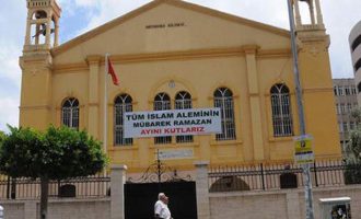 Oι Τούρκοι σήκωσαν πανό για το ραμαζάνι σε Ορθόδοξη εκκλησία