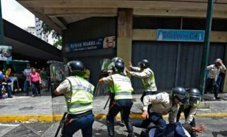 “Θέλουμε φαγητό” φώναζαν στη Βενεζουέλα και τους τσάκισαν στο ξύλο