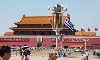 Στο Κίνα για επενδύσεις ο Τσίπρας – Στο Πεκίνο χιλιάδες ελληνικές σημαίες