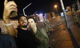 Τον χαβά τους: Έβγαζαν selfie στην πλατεία Ταξίμ την ώρα του πραξικοπήματος