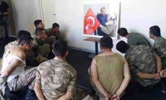 Σουρεάλ! Βάζουν τους στασιαστές να κοιτάνε το πορτρέτο του Ερντογάν
