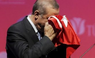 Τουρκία: Πάνω από 290 νεκροί, γιατί έκλαψε ο Ερντογάν