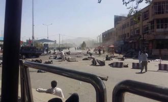 Θάλασσα αίματος από χτύπημα σε διαδήλωση στην Καμπούλ (σκληρές φωτο + βίντεο)