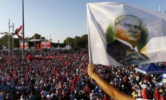 Πλακάτ με τη φωτογραφία του Κεμάλ στη διαδήλωση στην Κωνσταντινούπολη