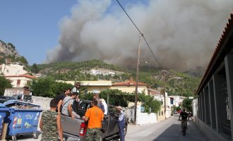 Κρανίου τόπος η βόρεια Εύβοια: Ανεξέλεγκτη μαίνεται η φωτιά (βίντεο)