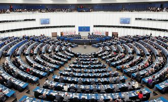 38 ευρωβουλευτές από 3 πολιτικές παρατάξεις ζητούν κούρεμα του ελληνικού χρέους