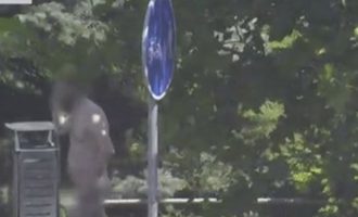 Bγήκε… γυμνός στο δρόμο για να βρει χρήματα να πληρώσει τη μπύρα του (βίντεο)