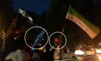 Σύροι ισλαμιστές με σημαίες του FSA στο πλευρό των ισλαμιστών του Ερντογάν (φωτο)
