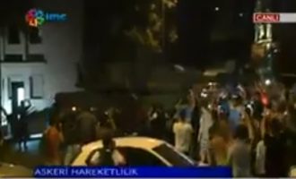 Πραξικόπημα Τουρκία: Διαδηλωτές επιτίθενται σε τανκ στην Άγκυρα (βίντεο)