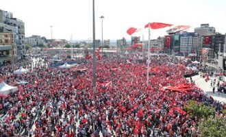 Ο Ερντογάν καπηλεύεται τις διαδηλώσεις στην Τουρκία υπέρ της Δημοκρατίας (βίντεο)