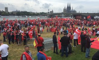 Το τουρκικό πλήθος του Ερντογάν ουρλιάζει “Αλλαχού Ακμπάρ” στην Κολωνία