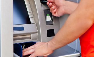 Κορωνοϊός: Ποιες συναλλαγές «κόβονται» από τις τράπεζες