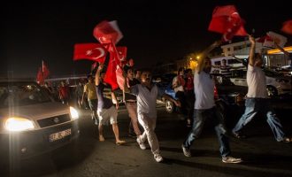 Χιλιάδες στους δρόμους υπέρ Ερντογάν, στασιαστές ακόμα στη νότια Τουρκία;