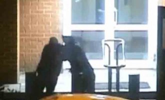 Αστυνομικός δέρνει Αμερικανό διπλωμάτη στην πρεσβεία των ΗΠΑ στη Μόσχα (βίντεο)