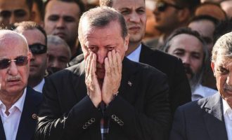 Γιατί ο Ερντογάν δεν επιστρέφει στην Άγκυρα μετά το… πραξικόπημα
