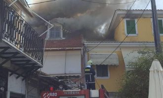 Πανικός στη Λευκάδα: Πυρκαγιά στο ιστορικό κέντρο έκαψε δέκα κτίρια