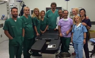 Και υπουργός και γιατρός: Ο Πολάκης χειρούργησε ασθενή στη Σαντορίνη