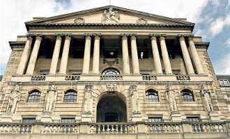 Μείωση επιτοκίων από την Τράπεζα της Αγγλίας για πρώτη φορά από το 2009