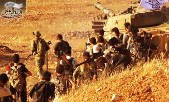 Η Αλ Κάιντα συγκεντρώνει ορδές δυτικά του Χαλεπιού για να σπάσει την πολιορκία