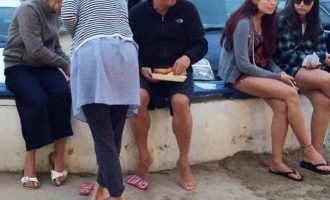 Ποιος πρώην πρωθυπουργός έτρωγε ξυπόλυτος fast food (φωτο)