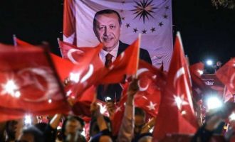 Στις κάλπες οι Τούρκοι της Γερμανίας για το δημοψήφισμα του Ερντογάν